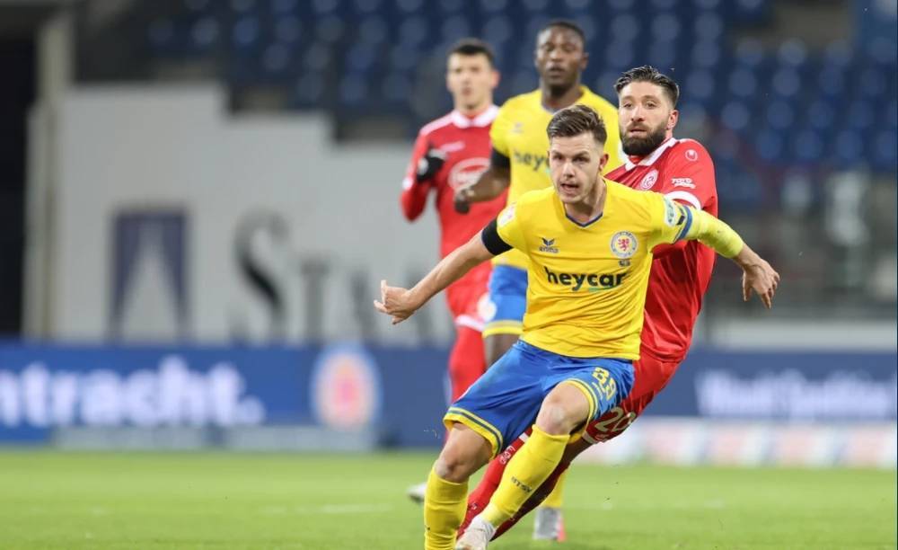 它更像一面 它更像一面